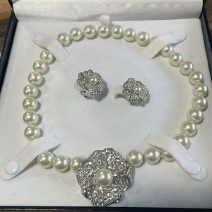 VINTAGE KJL ART DECO RHINESTONE PEARL NECKLACE AND EARRING SET!